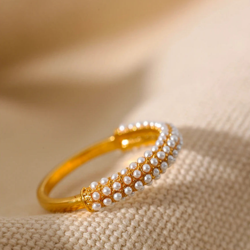 Elegante Anello a Fascia con Perle