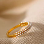 Elegante Anello a Fascia con Perle