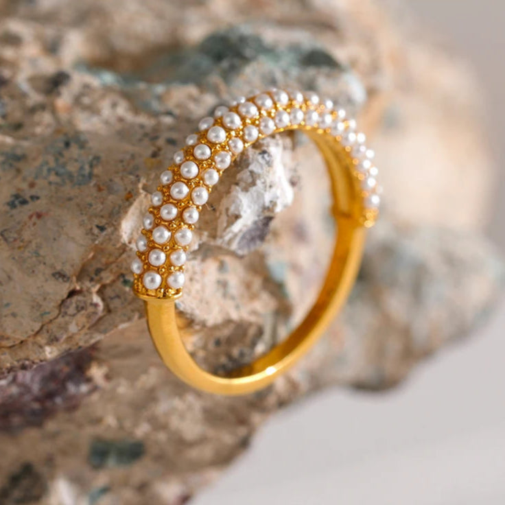 Elegante Anello a Fascia con Perle