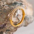 Elegante Anello a Fascia con Perle