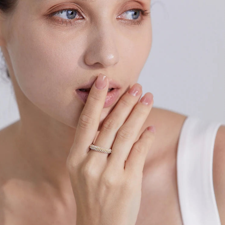 Elegante Anello a Fascia con Perle