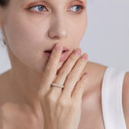 Elegante Anello a Fascia con Perle