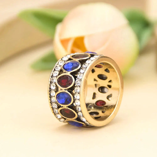 Ethnischer Ring im orientalischen Stil blau und rot