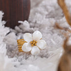 Ring mit weißer Blumenverzierung