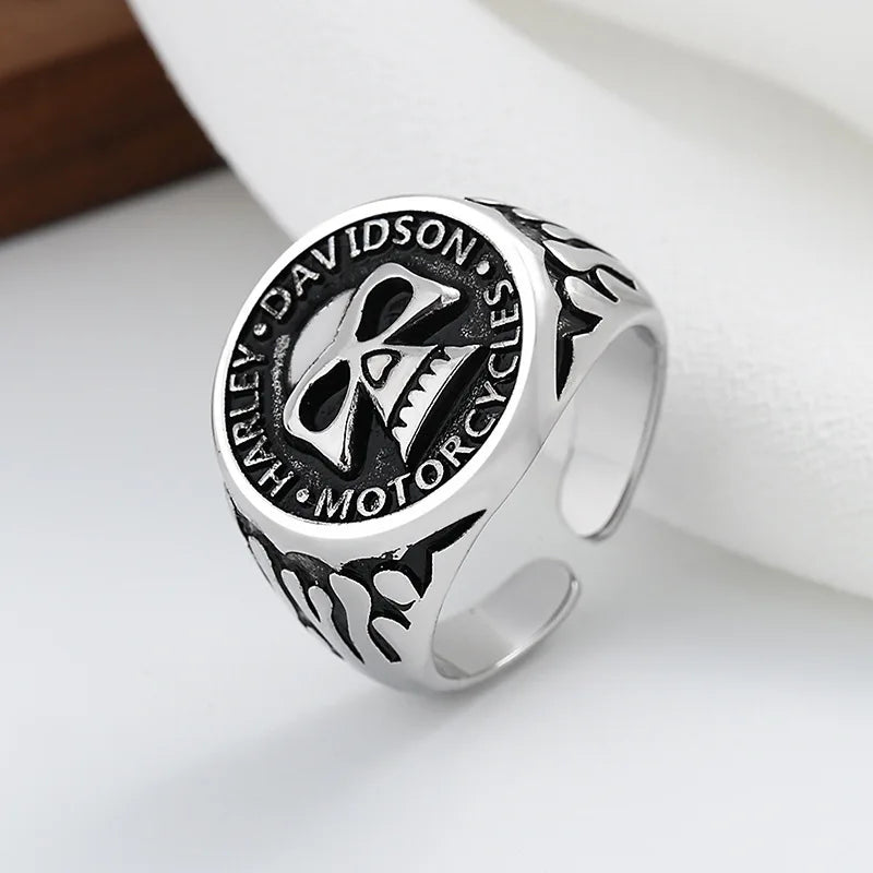 Ring mit gotischem Totenkopf-Ring