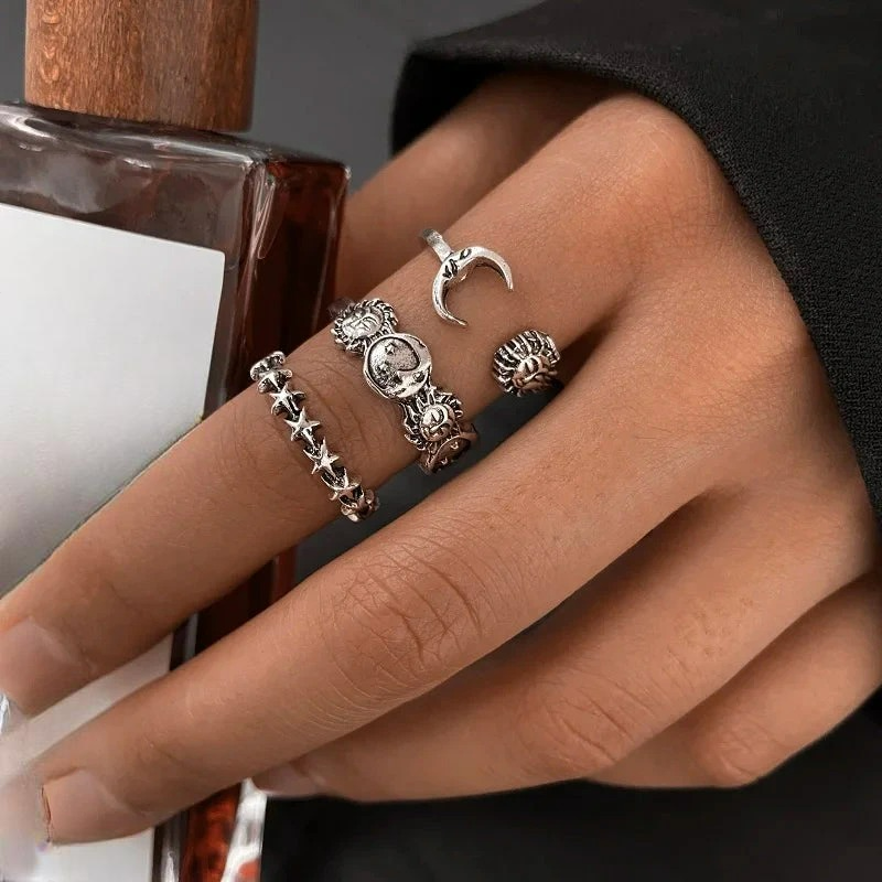 Ring mit Mondsichel und Sternen