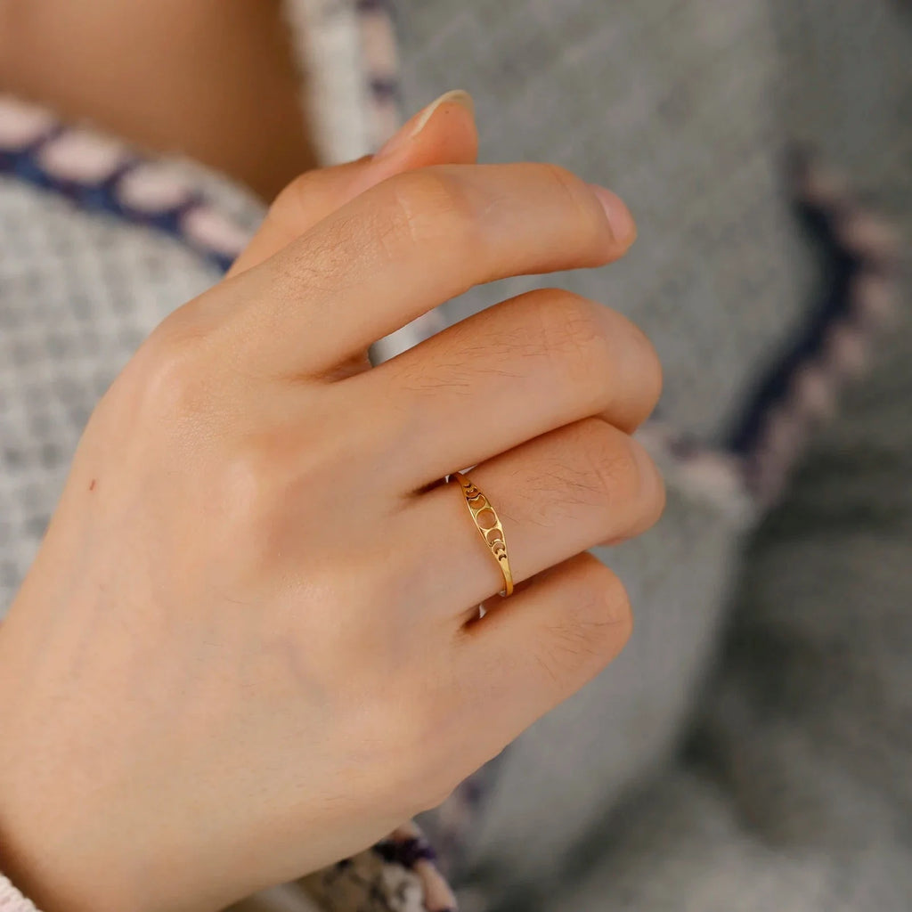 Ring mit goldenen Mondsicheln
