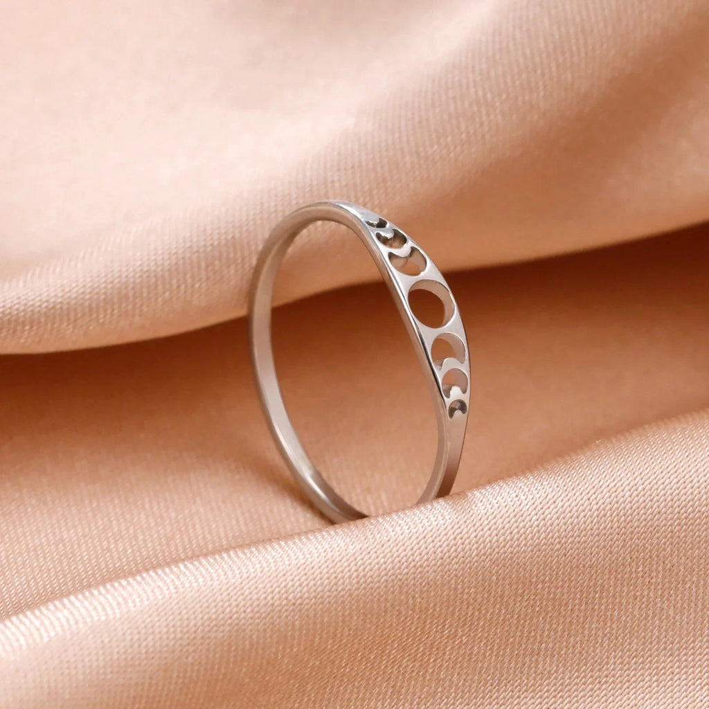 Ring mit silbernen Mondsicheln