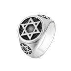 Ring met gegraveerde <span data-glossary-id="star-of-david">Davidsterren</span>, symbolisch voor het jodendom
