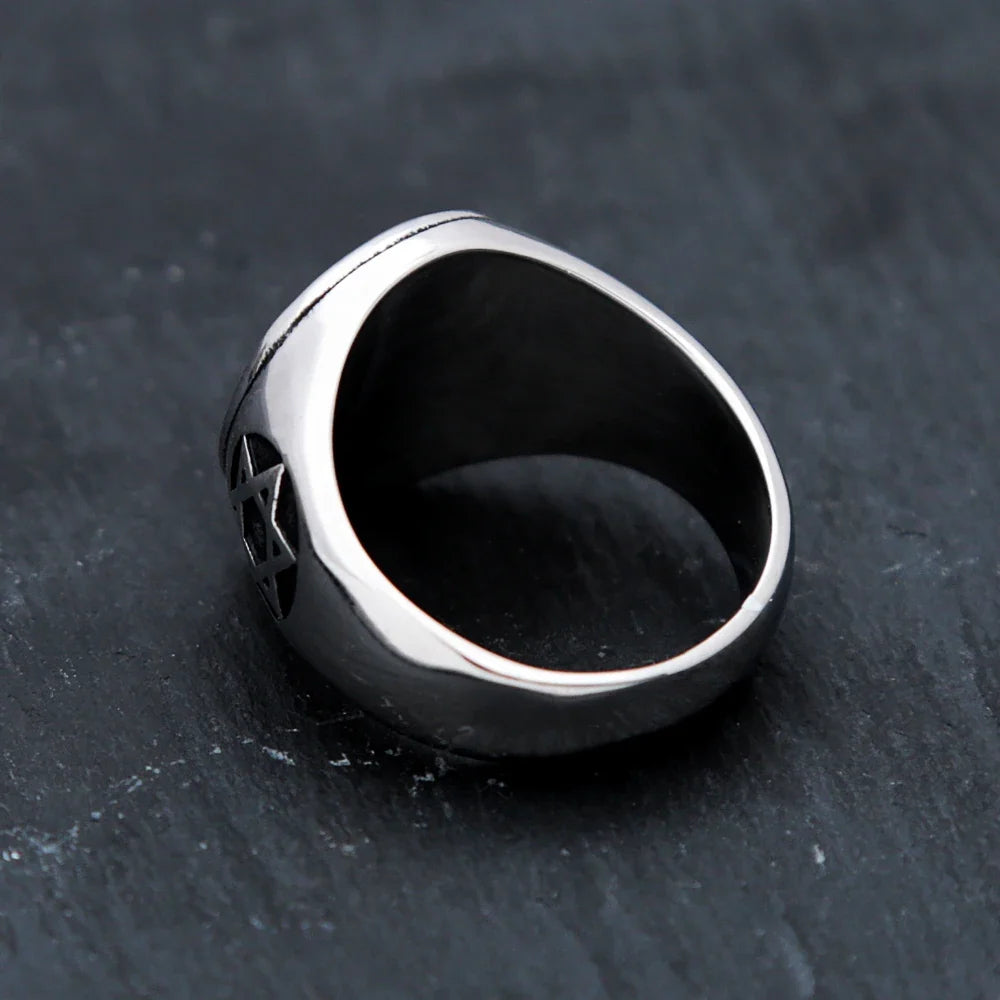 Ring met gegraveerde <span data-glossary-id="star-of-david">Davidsterren</span>, symbolisch voor het jodendom