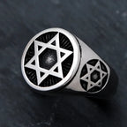 Ring met gegraveerde <span data-glossary-id="star-of-david">Davidsterren</span>, symbolisch voor het jodendom