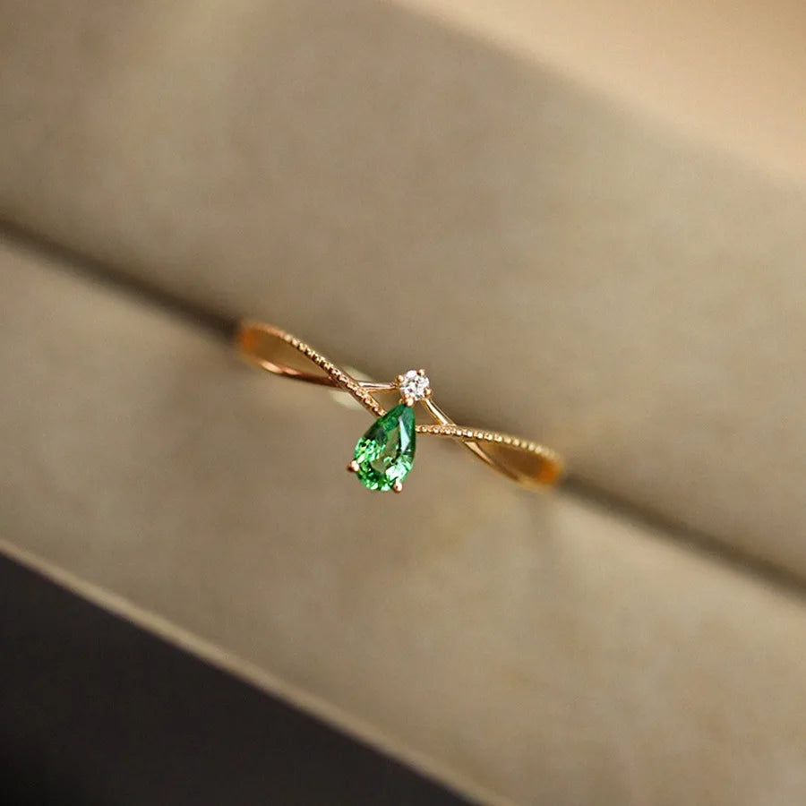 Bague avec Goutte d'Eau en Pierre et Zircon