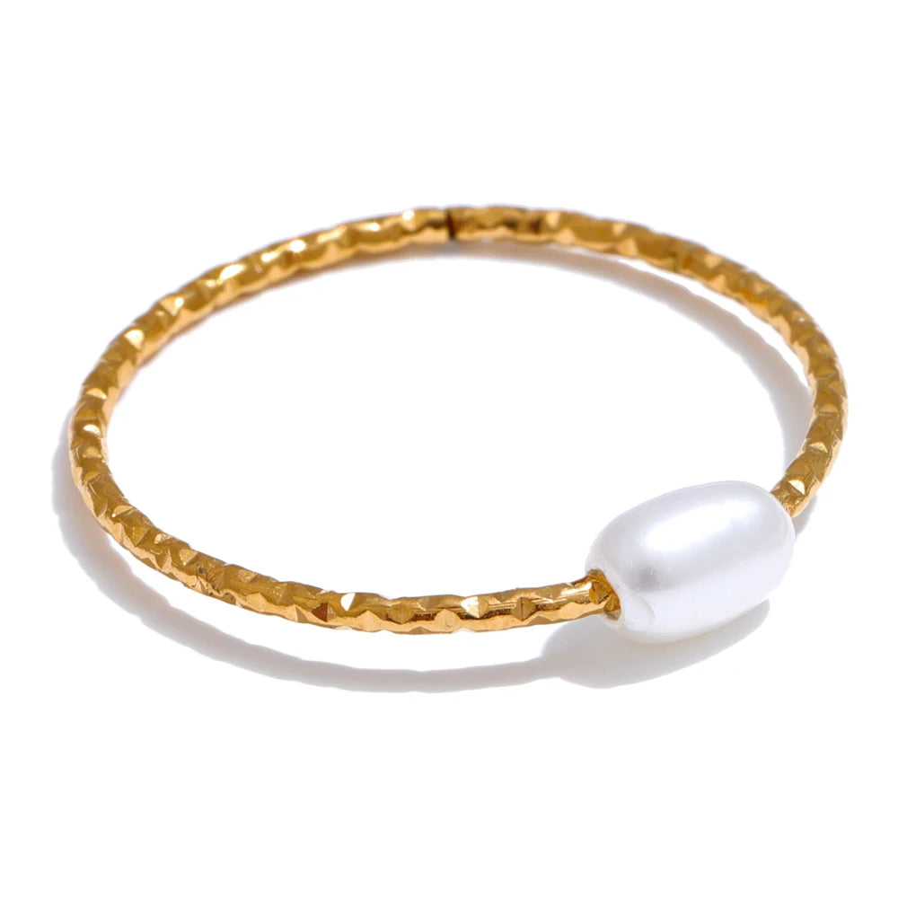 Anello con perla d'acqua dolce oro