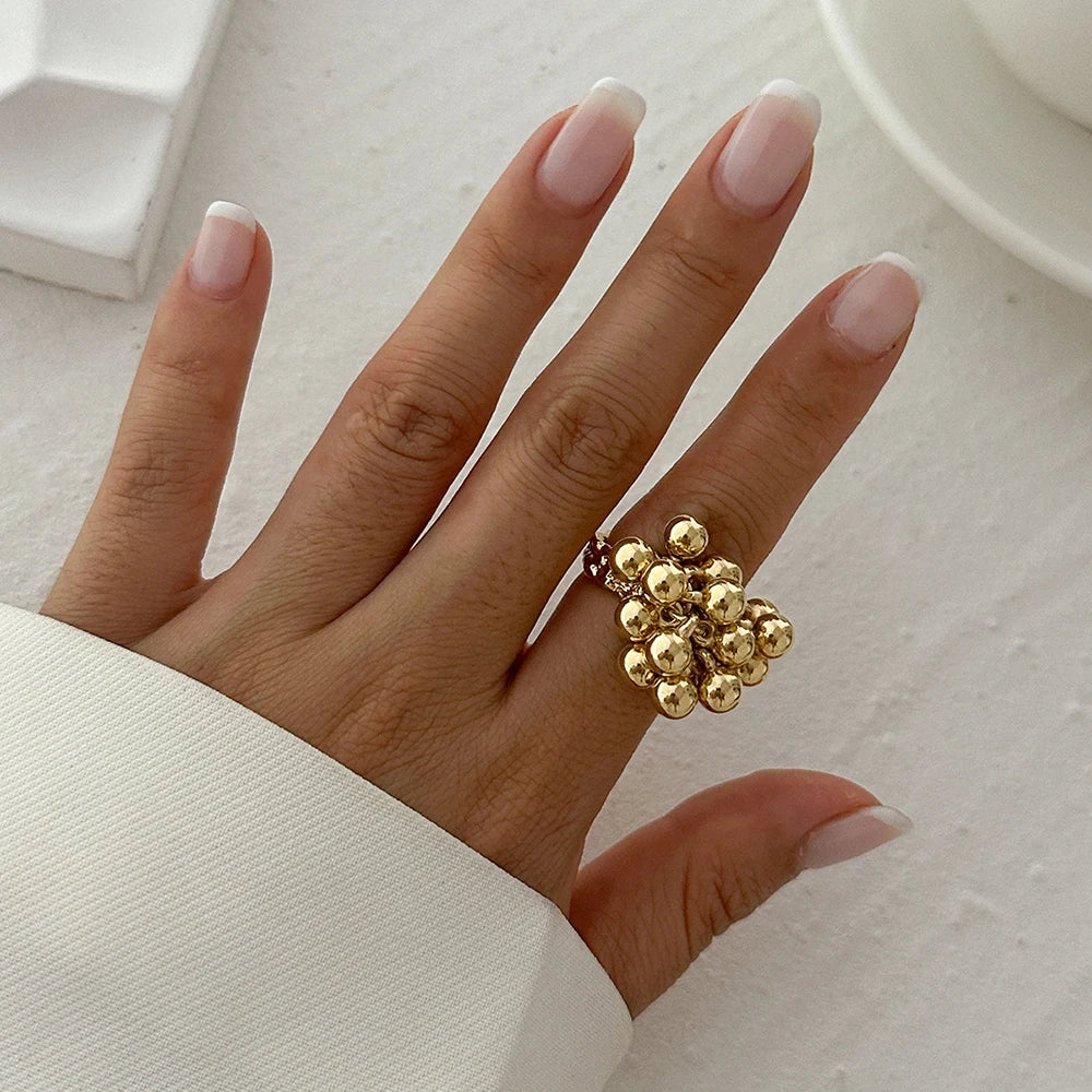 Ring mit silbernen oder goldenen Perlen oder