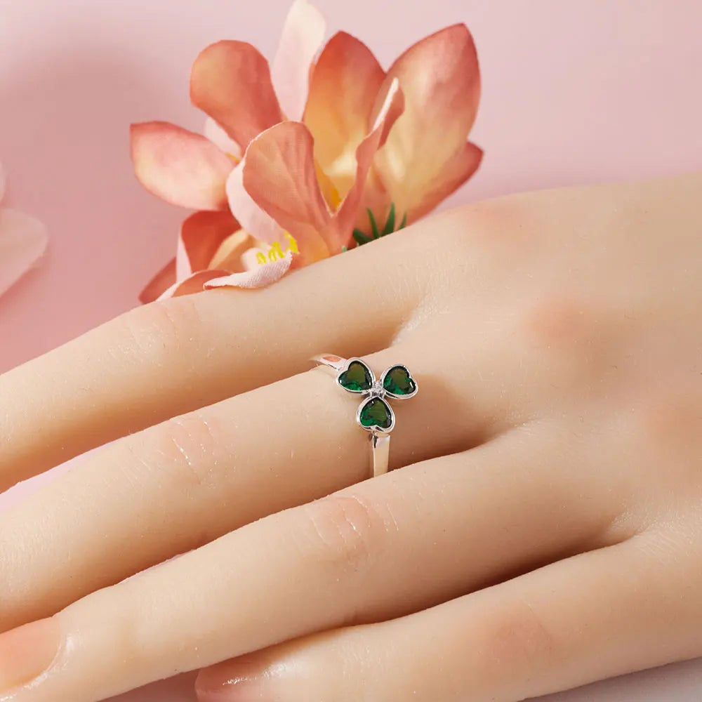 Ring mit grünem Zirkonia und dreiblättrigem Kleeblatt