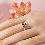 Ring mit grünem Zirkonia und dreiblättrigem Kleeblatt