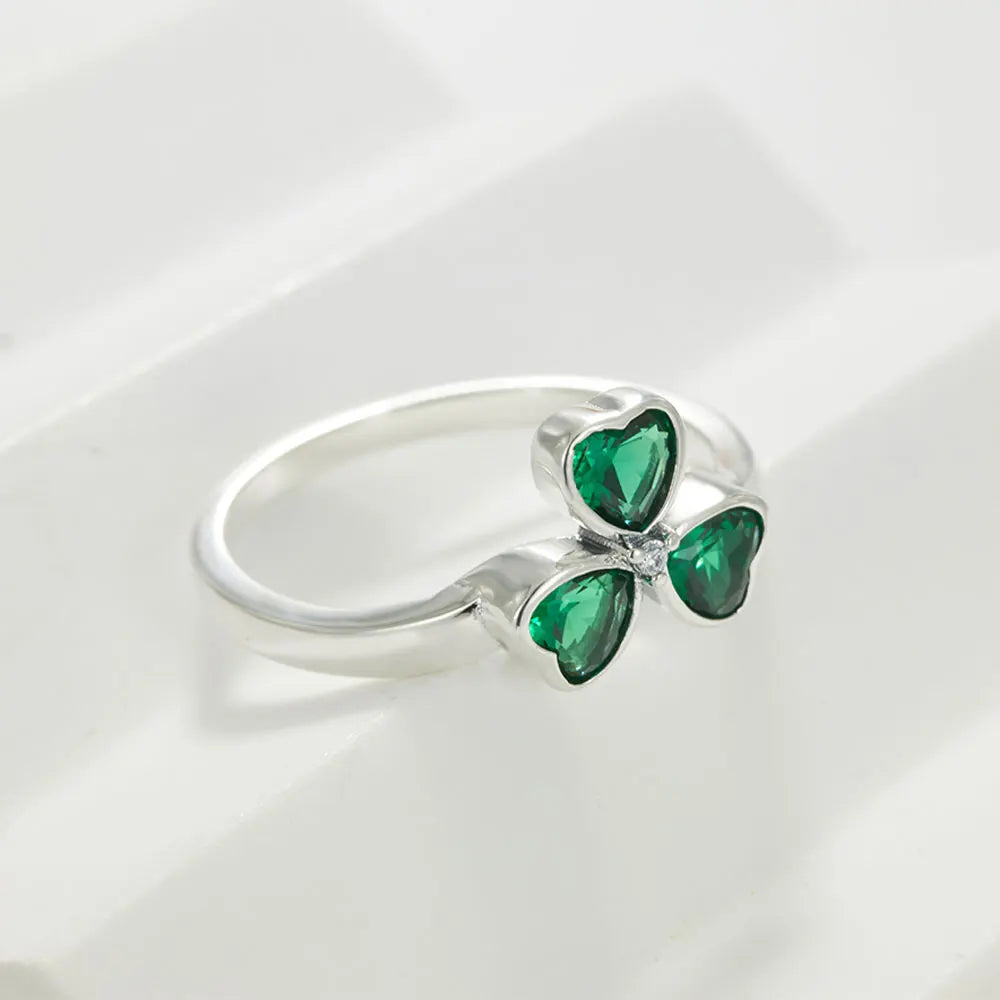 Ring mit grünem Zirkonia und dreiblättrigem Kleeblatt
