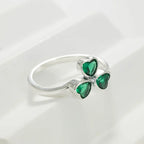 Ring mit grünem Zirkonia und dreiblättrigem Kleeblatt