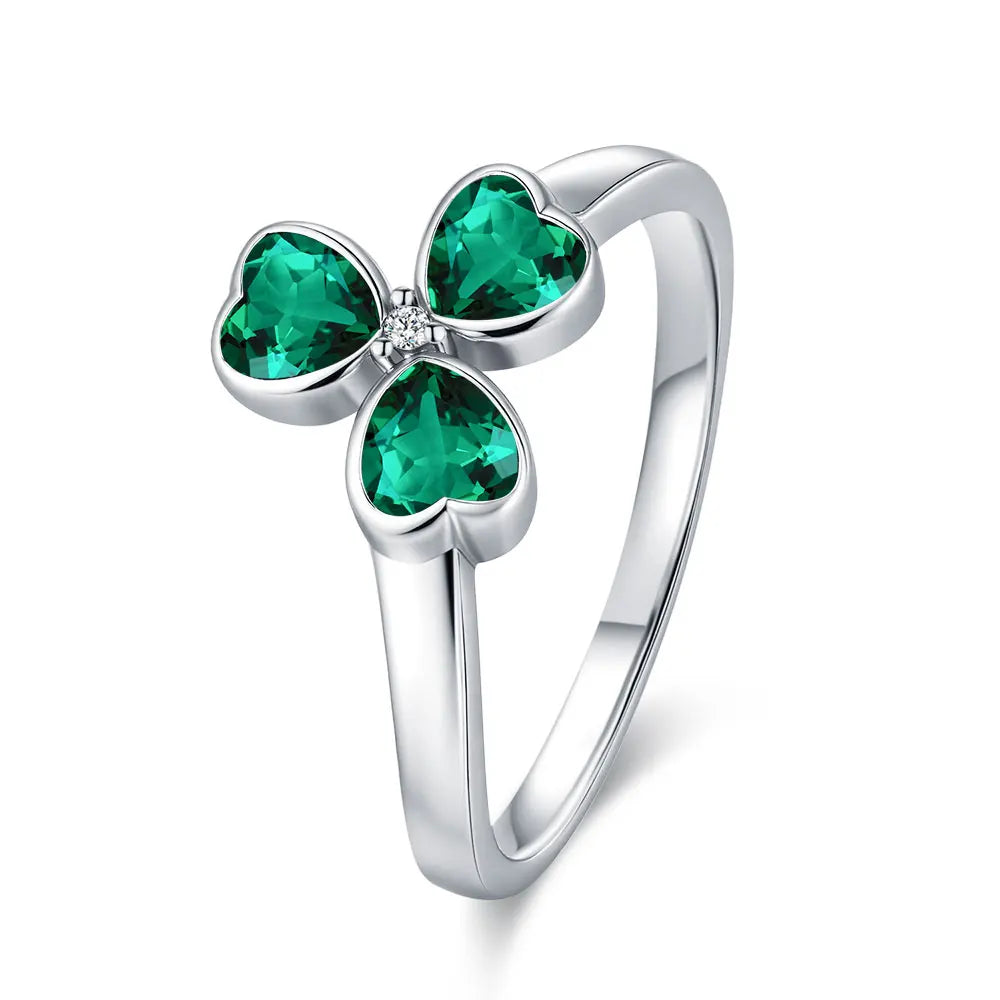 Ring mit grünem Zirkonia und dreiblättrigem Kleeblatt