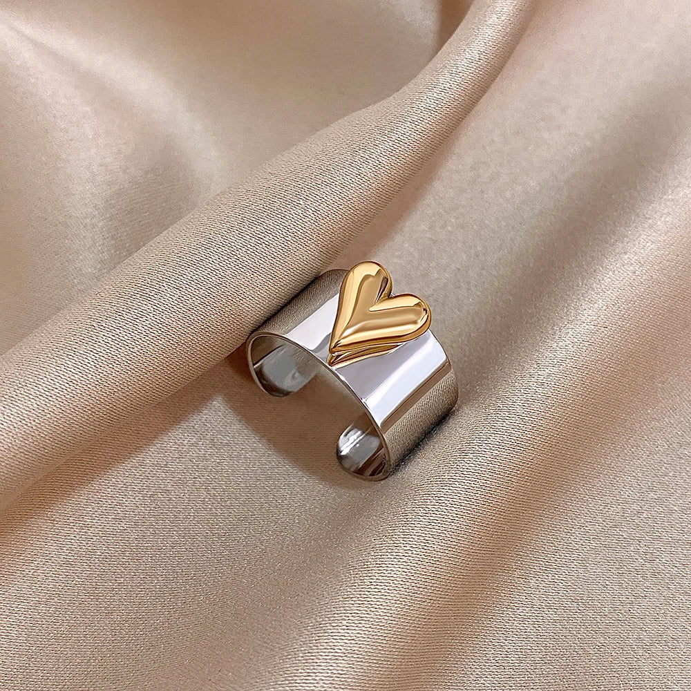 Ring med upphöjt hjärta i guld