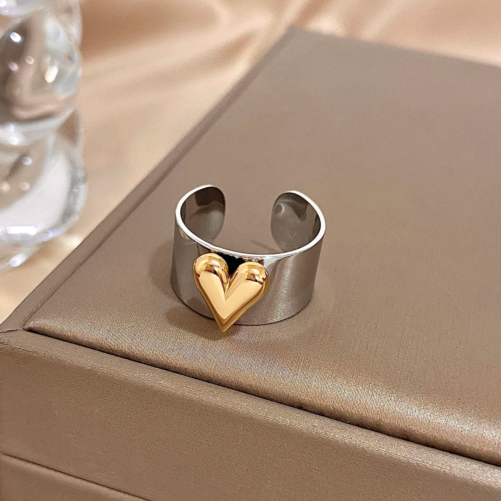 Ring med upphöjt hjärta i guld