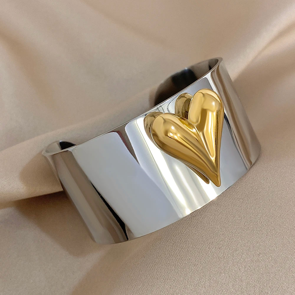 Ring med upphöjt hjärta i guld