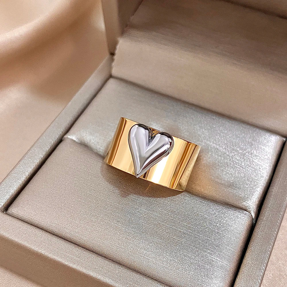 Ring med upphöjt hjärta i silver