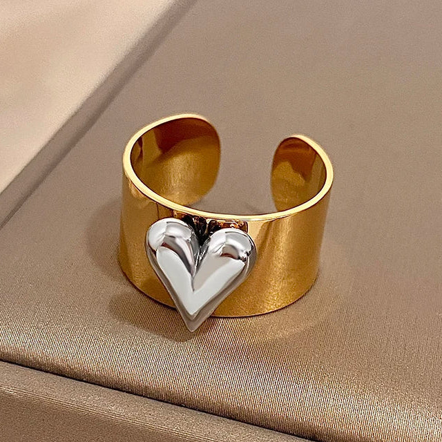 Ring med upphöjt hjärta i silver