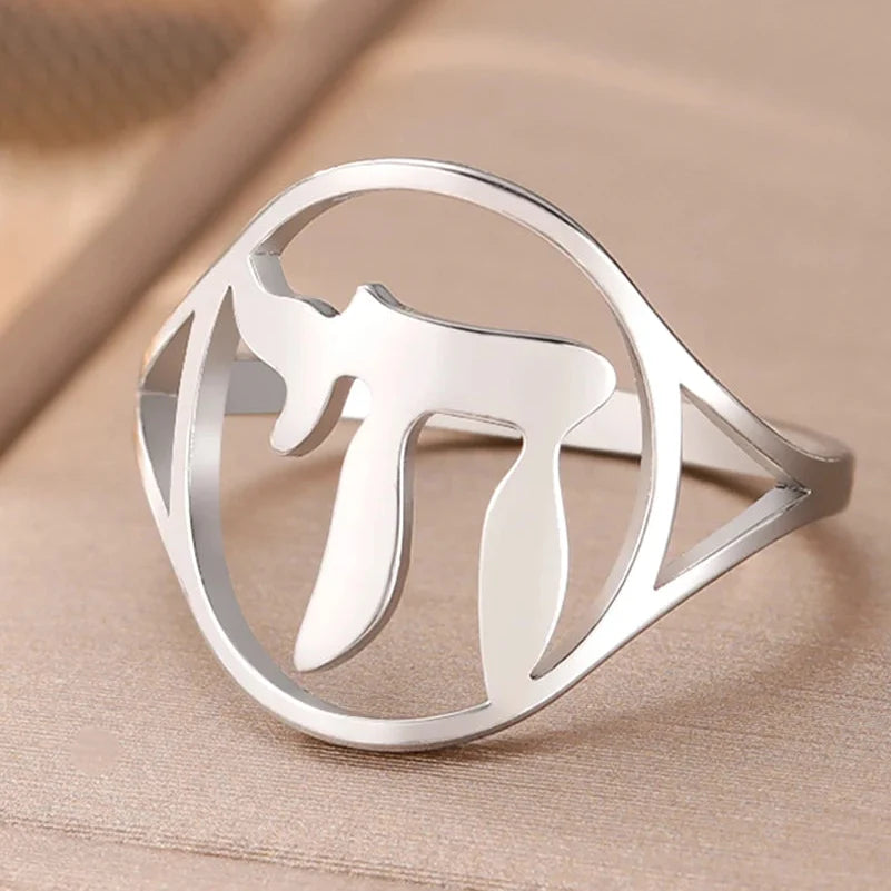 Anillo hueco con el símbolo de vida judía Chai plata