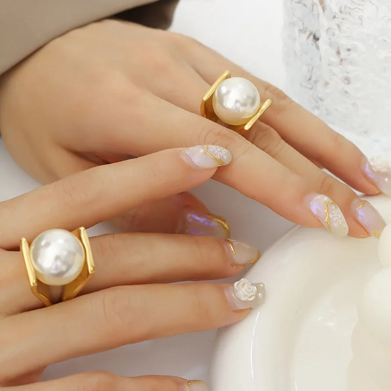 Damenring im Retro-Stil mit großer weißer Perle gold