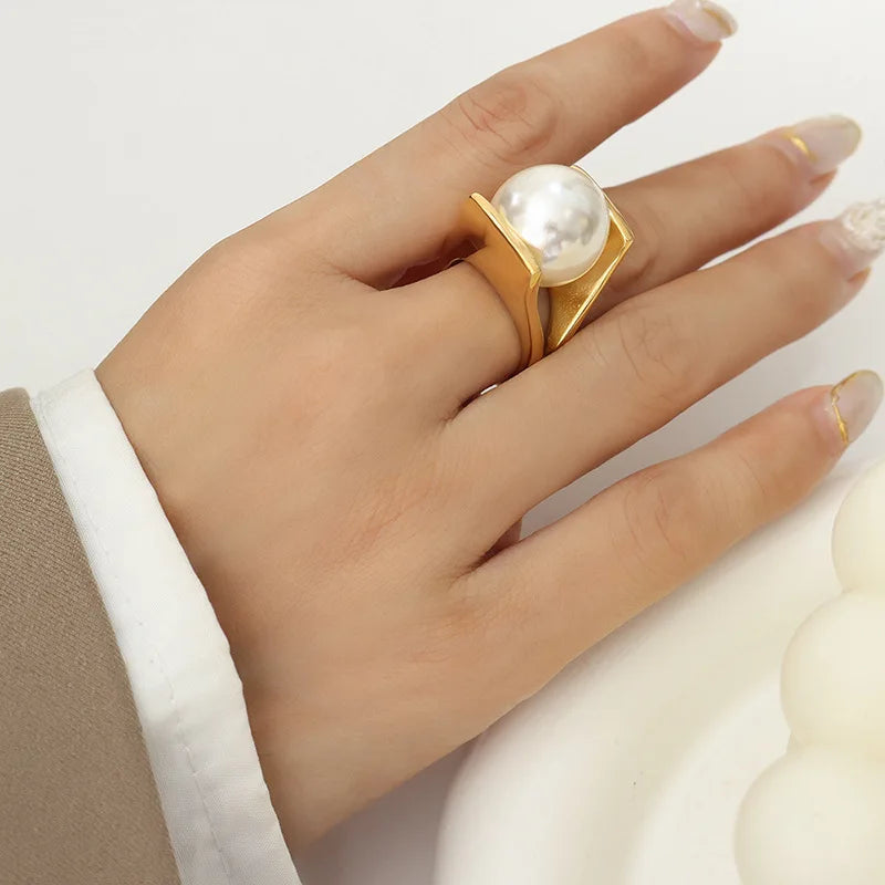 Damenring im Retro-Stil mit großer weißer Perle gold