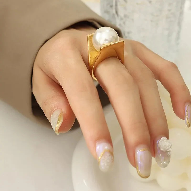 Damenring im Retro-Stil mit großer weißer Perle gold