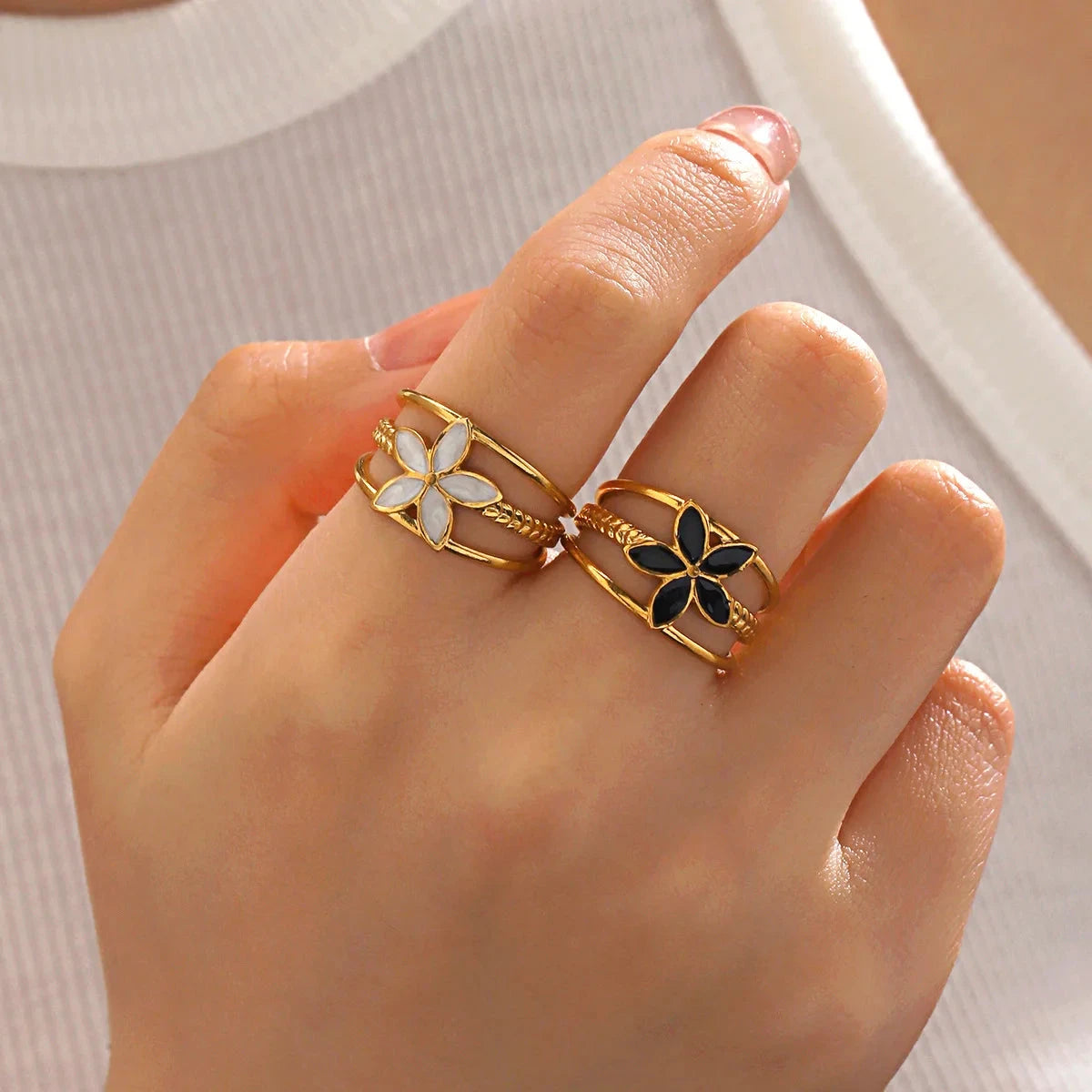 Bague Elégante avec Fleur noir