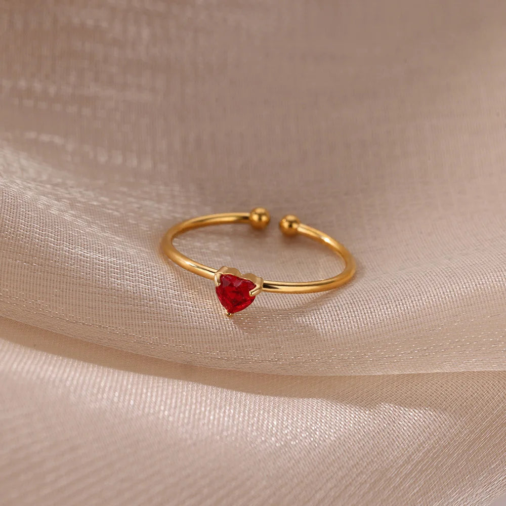 Bague fine dorée avec pierre de naissance en forme de coeur