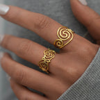 Bague fine dorée en forme de spirale
