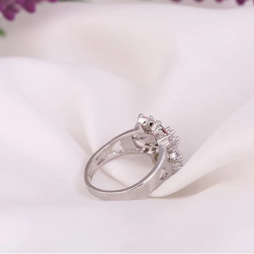 Bague fleur avec cristaux multicolores