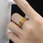 Breiter Ring mit hebräischen Buchstaben aus Gold