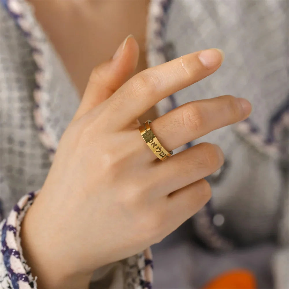 Breiter Ring mit hebräischen Buchstaben aus Gold