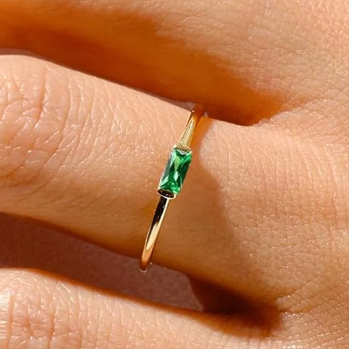 Bague minimaliste avec pierre de naissance rectangulaire pour femme