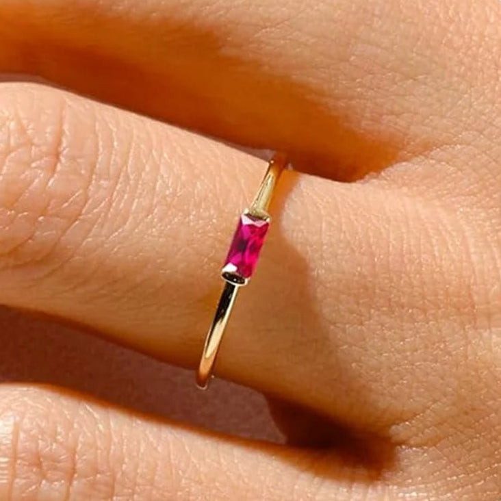 Bague minimaliste avec pierre de naissance rectangulaire pour femme