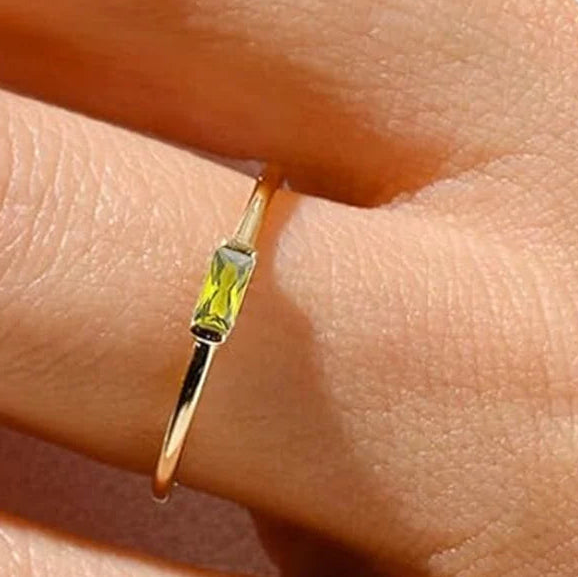 Bague minimaliste avec pierre de naissance rectangulaire pour femme