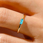 Bague minimaliste avec pierre de naissance rectangulaire pour femme