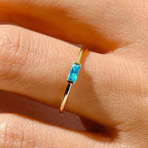 Minimalistisk ring med rektangulær fødselssten til kvinder december