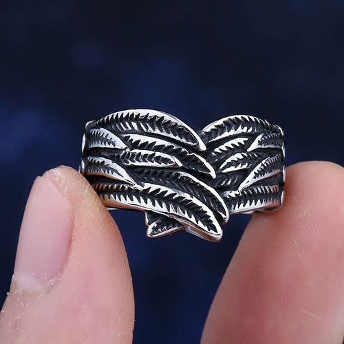 Ringe med antikt fjer-motiv
