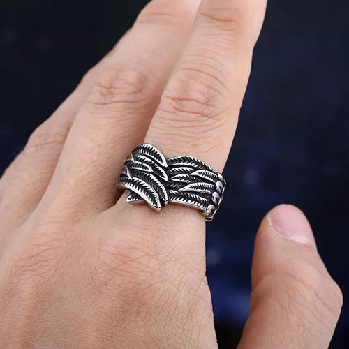Ringe med antikt fjer-motiv