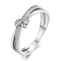 Ring mit Schleife und silbernen Strasssteinen