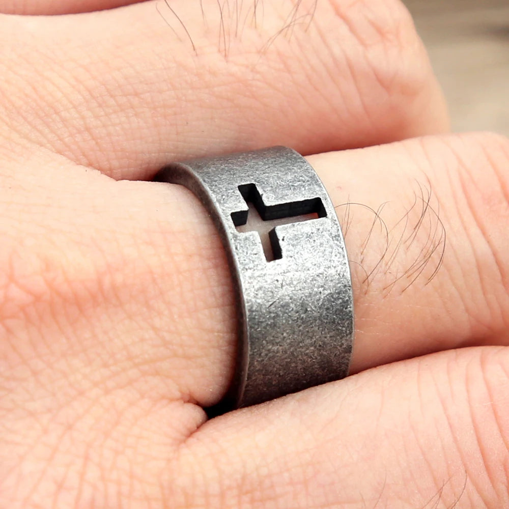 Offener Ring mit patinierendem Kreuz