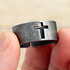 Offener Ring mit patinierendem Kreuz