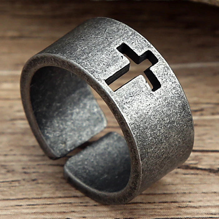 Offener Ring mit patinierendem Kreuz