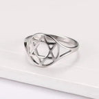 Holle damesring met de <span data-glossary-id="Etoile de David">Davidster</span> joods symbool in zilver